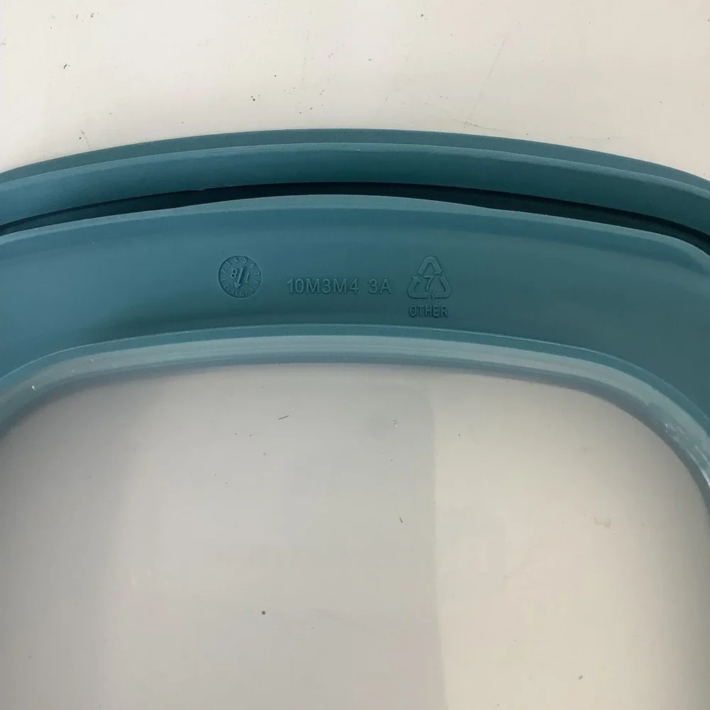 Rubbermaid Premier‎ Square Food Storage Container 5 Cups 7J6215 w/ Blue Lid
